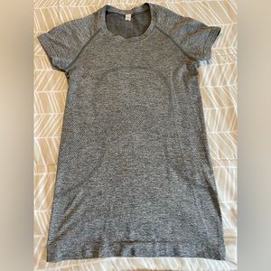 Lululemon ~ Swiftly Tech Short Sleeve Shirt ~ Gray ~ Grey ~ Size 4